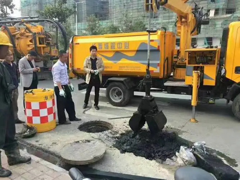 上杭街道：网格员化身“清道夫”，为民解忧疏通“堵心”化粪池